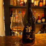 バー アトリウムギンザ - 日本酒瓶に入ったウイスキー「秩父」ゴールデンホース。イチローズモルトの源流となる逸品だ