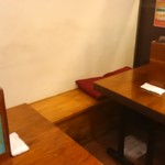 爆肉丼の店 七色 - こんなテーブル席の他には小上がり席も。