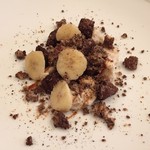 Zoe - チョコの濃厚なテリーヌ砕いたもの、バナナのパルフェ、黒胡椒
      