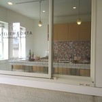 アトリエコータ - 階段を上ったところで店内のデザートカウンターをのぞむ