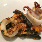 クッチーナ イタリアーナ ガッルーラ - ◆パスタ。purimi piatti プリフィクス
      イカ墨を練り込んだストロッツァプレーティ。
      魚介とトマトのラグーと炙ったダルマ剣先イカ。