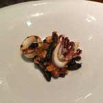 クッチーナ イタリアーナ ガッルーラ - ◆パスタ。purimi piatti プリフィクス
      イカ墨を練り込んだストロッツァプレーティ。
      魚介とトマトのラグーと炙ったダルマ剣先イカ。