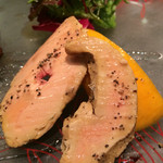 クッチーナ イタリアーナ ガッルーラ - ◆前菜。antipasto2 プリフィクス
      「桜の木で軽く燻したフレッシュフォアグラ」とマンゴー。鴨胸肉のレアを添えて。山形県産栃木の花の蜂蜜のサルサ。