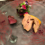 クッチーナ イタリアーナ ガッルーラ - ◆前菜。antipasto2 プリフィクス
      「桜の木で軽く燻したフレッシュフォアグラ」とマンゴー。鴨胸肉のレアを添えて。山形県産栃木の花の蜂蜜のサルサ。
