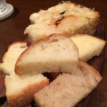 クッチーナ イタリアーナ ガッルーラ - オニオンフォカッチャ普通のフォカッチャ。