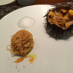 クッチーナ イタリアーナ ガッルーラ - ◆お口取り。stuzzeichino
      殻付赤ウニ冷静カッペリーニ ライムの泡。