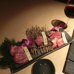 Sumibiyakiniku Nanohana - 特選カルビ・特選ハラミ・ロース角切り・上塩タン、各二切れずつ。