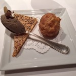 メゾン ポール・ボキューズ - アミューズはグジェールに白レバーのなめらかムース