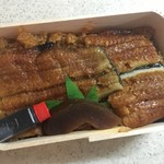 舟屋 - 鰻半身(2切れ)とタレ・奈良漬2切れが入った鰻弁当