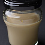 ラ コンテント - うれしい日のパンナコッタ　コーヒー　￥５0０（税抜き）約５ヶ月間、試作を重ねて完成したのが、このコーヒーのパンナコッタでございます。生クリームにオーガニックコーヒー、コク、深みを出す為にバーボン、ブランデー、和三盆、黒糖をブレンドさせて頂いております。「la contento」のパンナコッタの主役はあくまで生クリームの旨味ですので、コーヒー味というよりも上質なカフェオレのように仕上げております。