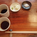 きぬたや - 水をのみながら、待つ。天ぷらは塩で、・・・うまいそばが出る予感。