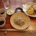 きぬたや - 来ました、「電動・粗挽き、２４メッシュのつなぎ５％」のそば、天ぷら。