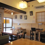 白、黒、無垢材・・コントラストが素敵。