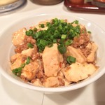 すみれ - 2016年7月1日よりラソチのごはんものに加わったマーボー丼。辛さは控えめで食べやすい。サイドメニューとして十分すぎるボリューム
