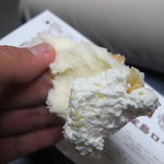 羽田スタースイーツ - ペリカンのパンに生クリームを付けると、更に最高！