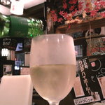 Izakaya Minatoya - 白ワイン…アサヒ･協和発酵の輸入ワインはチョイ甘だけど、ま。いっか！