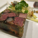 時の宿 すみれ - 米沢牛カシラとタン先のアスピック モザイク風　 くるみとゴルゴンゾーラのアンディーブサラダ添え