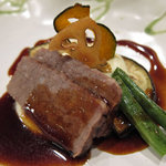 時の宿 すみれ - 米沢牛ブリスケのコンフィー　秋の実り　ソースヴァンルージュ