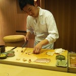 鮨 ほしやま - ミル貝に包丁を入れる大将