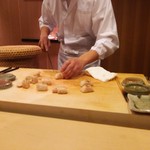鮨 ほしやま - たいら貝に包丁を入れています