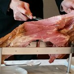 銀座 ハプスブルク・ファイルヒェン - 梅山豚（メイシャントン）のハムをスライスしています。