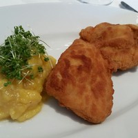 銀座 ハプスブルク・ファイルヒェン - ウィーナーバックヘンデル（鶏モモ肉のフライ）。