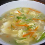 南山亭 - 野菜スープ。これも具だくさんでヘルシーで美味しい。