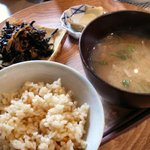 base cafe - 玄米ごはんとお味噌汁（番茶ポット付）　630円 ＋ ヒジキ(生姜味)
