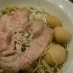 丿貫 - 烏賊黒煮干そば・800円　ウズラの味玉・50円