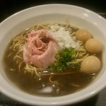 丿貫 - 烏賊黒煮干そば・800円　ウズラの味玉・50円