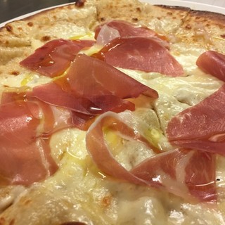 Homemade pizza made daily from soy milk, milk, and rye flour is exquisite!
