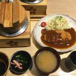 五穀 - デミとんかつ定食(¥1180)