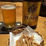 谷屋 - ヱビスと突き出しのそばチップス