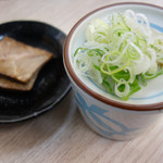 うどんのいなや - ざる中華のつゆとチャーシュー