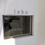 Labo - 外観；店名と小窓