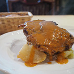 パリ4区 - エビとクリームを詰めた若鶏モモ肉のソテー、アメリケーヌソース