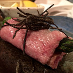 よろにく - 2016/6_薄切りのタンはアスパラに巻いて上に塩昆布