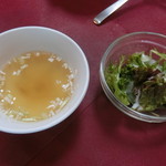 東京チキン - まずはスープとサラダが登場