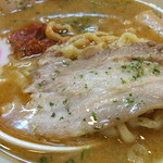 ふくろう・豚バラチャーシューがどっさり入っている。