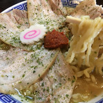 ふくろう・麺は中太。適度な噛み応えとツルツルのどごし麺。