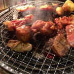ホルモン焼肉 うまうま - ホルモン盛合わせB（ミノ・テッチャン・小腸（脂付）・赤センマイ（ギアラ）・ハート・レバー・センマイ etc + ロース）