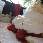 Eggs 'n Things - このアングル最高♡ストロベリーマカダミアパンケーキ＼(^o^)／