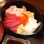 やまけい - 土曜日のビア付きお外ランチ ♪ やまけい府中にて「海鮮丼」490円 (^^) #ごちそうフォト #海鮮丼 #まぐろ #いくら #あおりいか #サーモン #甘海老 #一番搾り