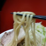 ラーメン二郎 - 麺は平打ち麺で、シコシコしたタイプだった。