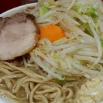 ラーメン二郎 - 生玉子を丼に落とした。