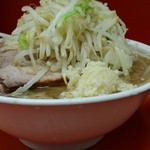 ラーメン二郎 - 野菜、ニンニク増しのビジュアル