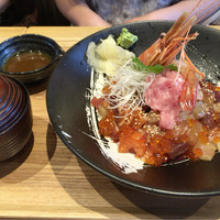 魚河岸 次郎松 - 魚河岸海鮮丼 1800円
                  