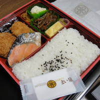 とんかつ まい泉 青山本店 - ご飯には黒胡麻。