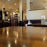 カフェ・コイズミ - シックな雰囲気の店内