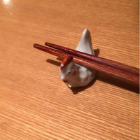 名古屋コーチン 鳥しげ - 箸置きも鶏。